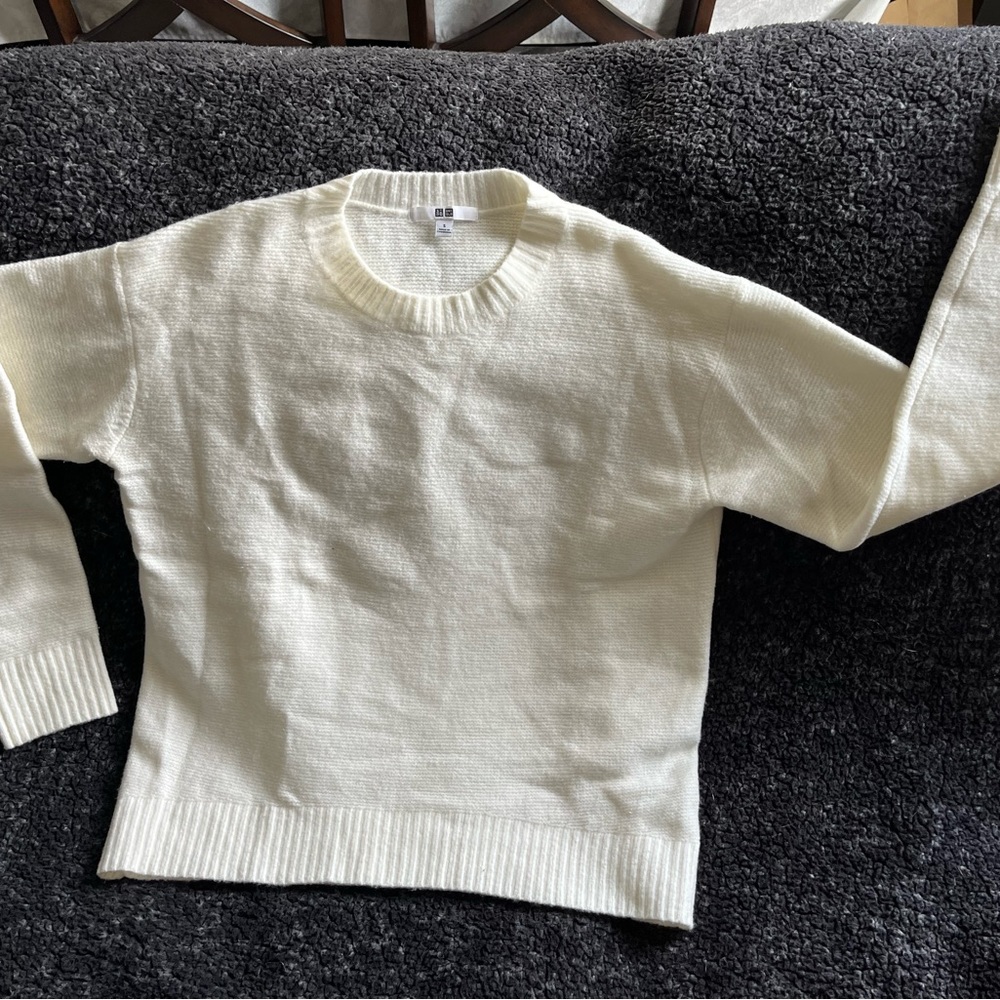 Ivory white sweater from Uni Qlo. Great cozy and soft basic, perfect for fall!